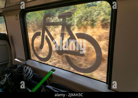 Area deposito biciclette con finestra con cartello sul treno Greater Anglia, Suffolk, Inghilterra, Regno Unito Foto Stock