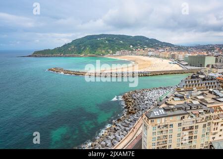 Vista ad alto angolo sulla spiaggia di San Sebastian Zurriola Foto Stock