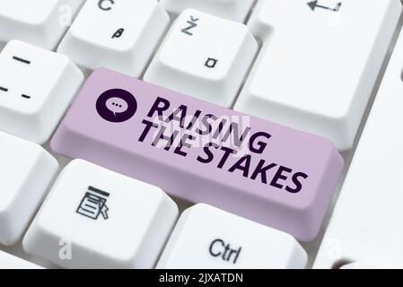 Segno di testo che mostra aumentare il StakesIncrease l'offerta o il valore supera la scommessa o il rischio corrente. Business Approach aumenta l'offerta o il valore supera la scommessa corrente Foto Stock