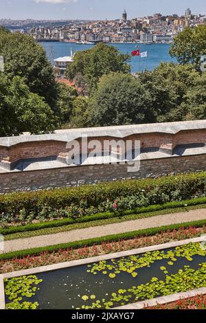 La torre di Galata e il bosforo si stagliano dal palazzo Topkapi. Turchia Foto Stock