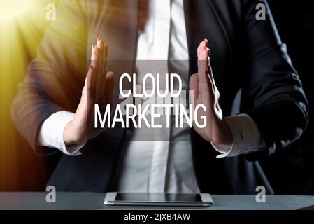Scrittura di testo MarketingCloud MarketingIl processo di un'organizzazione per commercializzare i propri servizi. Parola per il processo di un'organizzazione al mercato Foto Stock