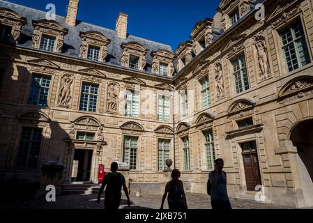 Cortile del Hôtel de Sully, un Hôtel particulier in stile Luigi XIII, o residenza privata, situato al 62 rue Saint-Antoine iParis, Francia Foto Stock