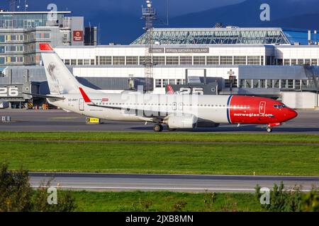 Bergen, Norvegia - 17 agosto 2022: Aereo norvegese Boeing 737-800 all'aeroporto di Bergen (BGO) in Norvegia. Foto Stock