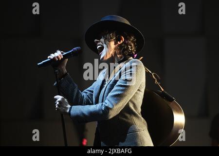 Praga, Repubblica Ceca. 06th Set, 2022. La cantante americana LP (Laura Pergolizzi) suona durante il suo show a Praga, nella Repubblica Ceca, il 6 settembre 2022. Credit: Roman Vondrous/CTK Photo/Alamy Live News Foto Stock