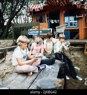 Konny und seine drei Freunde, Fernsehserie, Deutschland 1974 - 1974, Darsteller: Thies Lüders, Dieter Meyer, Peer Kock, Angelika Braut Foto Stock