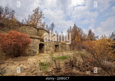 Vasche (tine in catalano) e la valle Flequer dopo il 2022 Pont de Vilomara fuoco nel Parco Naturale di Sant Llorenc del Munt i l'Obac Catalonia Spagna Foto Stock