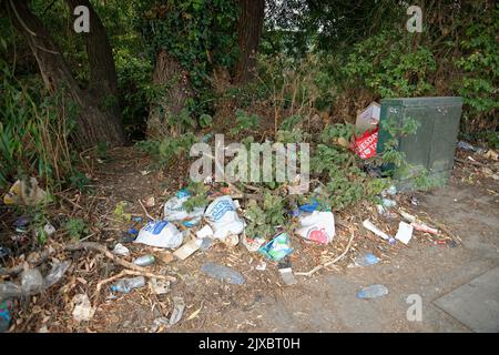 Spazzatura o spazzatura sul lato di una strada a Londra, Inghilterra. Una vista poco attraente. Un ambiente malsano. Foto Stock