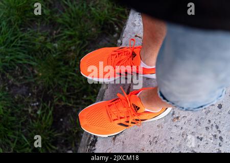 Tyumen, Russia-03 maggio 2022: Scarpe Adidas da uomo per la corsa. Intersuola primo piano con rimbalzo. Foto Stock