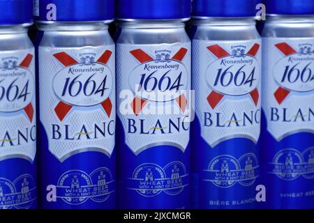 Tyumen, Russia-30 giugno 2022: Kronenbourg 1664 Blanc beer CAN. Marca francese di birra. Vendita in un ipermercato Foto Stock