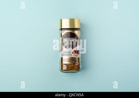 Tyumen, Russia-30 giugno 2022: Nescafe Gold Barista latte Style è un marchio di caffè istantaneo prodotto da Nestle. Foto Stock