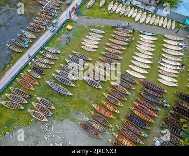 Manikganj, Bangladesh. 07th Set, 2022. Come monsone si trova sul distretto di Manikganj, Dhaka, Bangladesh, acquirenti da fuori del distretto, tra cui Savar e Aminbazar di Dhaka, throng Manikganj per acquistare barche. In questo mercato tradizionale, centinaia di barche di legno artigianali in vendita sono disposte sull'erba in un mercato. Ciascun peschereccio costa tra 1.500 e 5.000 BDT, a seconda delle dimensioni e della qualità dei materiali utilizzati per la sua costruzione. Credit: Mustasinur Rahman Alvi/Alamy Live News Foto Stock