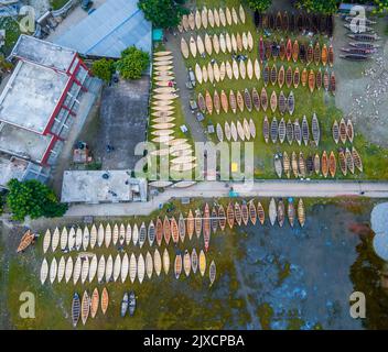 Manikganj, Bangladesh. 07th Set, 2022. Come monsone si trova sul distretto di Manikganj, Dhaka, Bangladesh, acquirenti da fuori del distretto, tra cui Savar e Aminbazar di Dhaka, throng Manikganj per acquistare barche. In questo mercato tradizionale, centinaia di barche di legno artigianali in vendita sono disposte sull'erba in un mercato. Ciascun peschereccio costa tra 1.500 e 5.000 BDT, a seconda delle dimensioni e della qualità dei materiali utilizzati per la sua costruzione. Credit: Mustasinur Rahman Alvi/Alamy Live News Foto Stock