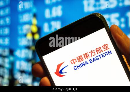 Cina. 25th luglio, 2022. In questa immagine, il logo della compagnia aerea China Eastern viene visualizzato sullo schermo di uno smartphone. (Credit Image: © Budrul Chukrut/SOPA Images via ZUMA Press Wire) Foto Stock