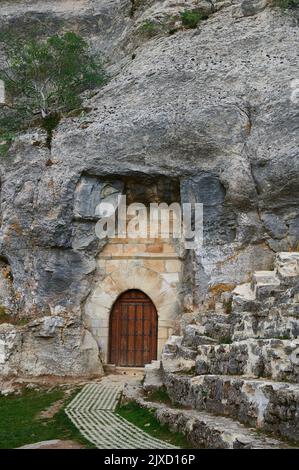 Eremo di San Bernabe nel complesso carsico Ojo GUAREÑA, Monumento Nazionale a Castilla León, Spagna, Europa Foto Stock