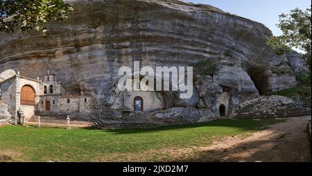 Eremo di San Bernabe nel complesso carsico Ojo GUAREÑA, Monumento Nazionale a Castilla León, Spagna, Europa Foto Stock