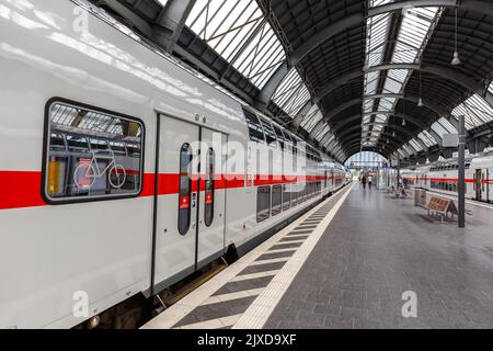 Karlsruhe, Germania - 30 giugno 2022: Treno Intercity IC tipo Twinexx Vario di Bombardier della DB Deutsche Bahn alla stazione centrale di Karlsruhe, Germania. Foto Stock