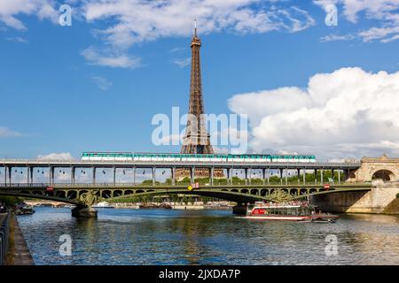 Parigi, Francia - 5 giugno 2022: Metro Parigi sul fiume Senna con Torre Eiffel tra le stazioni di Bir-Hakeim e Passy mezzi pubblici a Parigi, Francia. Foto Stock