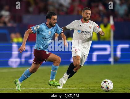 Bernardo Silva di Manchester (a sinistra) e la battaglia di sco di Siviglia per la palla durante la partita di UEFA Champions League Group G allo stadio Ramon Sanchez Pizjuan di Siviglia, Spagna. Data immagine: Martedì 6 settembre 2022. Foto Stock