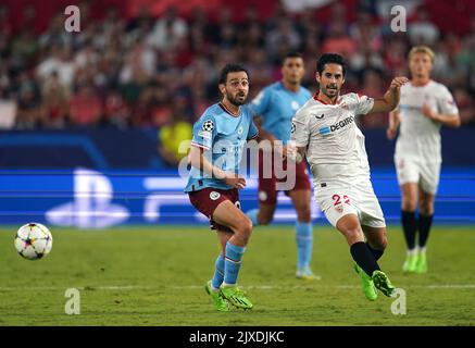 Bernardo Silva (a sinistra) di Manchester City si tira indietro sull'Isco di Siviglia durante la partita UEFA Champions League Group G allo stadio Ramon Sanchez Pizjuan di Siviglia, Spagna. Data immagine: Martedì 6 settembre 2022. Foto Stock