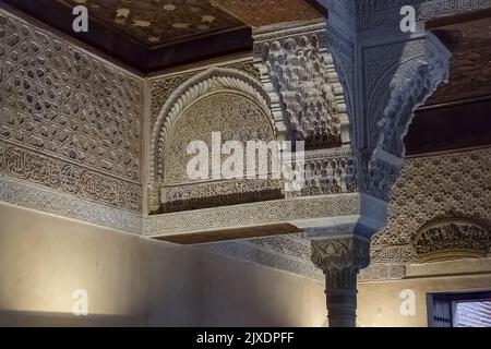 Alhambra Granada Spain - 09 14 2021: Vista dettagliata della colonna ornata e delle pareti, nella sala del tribunale Mexuar, all'interno dei palazzi Nasridi, Alhambra cit Foto Stock