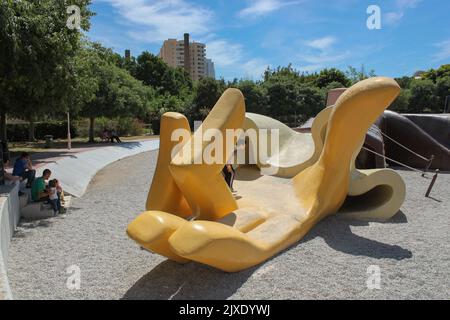 Valencia, Spagna - 15 maggio 2014: Mano di Gulliver caduto su larga scala dove i bambini giocano. Parco giochi per bambini Gulliver Park Foto Stock