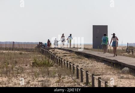 Figueira da Foz Portogallo 08 09 2022: Vista alla gente che va alla spiaggia e a piedi sui passaggi pedonali di Figueira da Foz, spiaggia Claridade Foto Stock