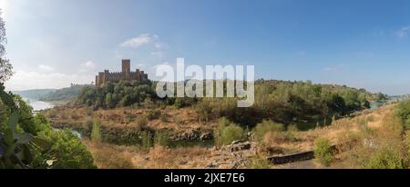 Santarém Portogallo - 08 09 2022: Vista panoramica al Castello di Almourol è un castello medievale in cima all'isolotto di Almourol nel mezzo del Tago Ri Foto Stock