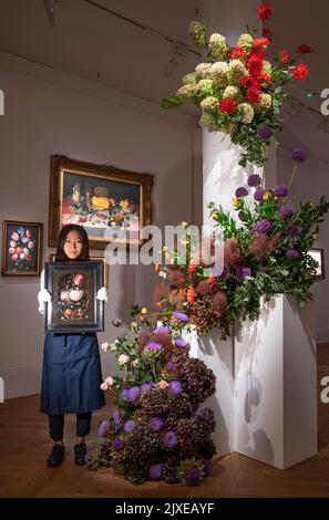 Sotheby’s, Londra, Regno Unito. 7 settembre 2022. Svelata in Europa per la prima volta, la collezione Old Master Still Life ci trasporta all'inizio del 17th° secolo, quando i Paesi Bassi hanno goduto di un'esplosione di ricchezza e creatività senza precedenti. Interamente dipinta in un periodo di 50 anni, questa collezione riporta l'evoluzione di questo genere artistico nel suo momento più vitale. Nelle gallerie di Sotheby’s London, questa collezione sarà presentata con pezzi di artisti britannici, Rob e Nick carter, completati da installazioni dello studio floreale Sage Flowers, con sede a South London. Credit: Malcolm Park/Alamy Live News Foto Stock