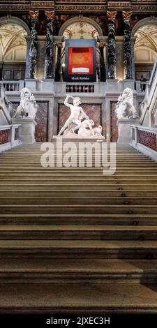 VIENNA, AUSTRIA - 16 MAGGIO 2019: Questa è una grande scalinata con leoni araldici e una statua di Teseo sulla scala del Museo di Storia dell'Arte. Foto Stock