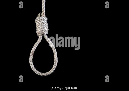 Hangmans noose corda isolata su sfondo nero Foto Stock