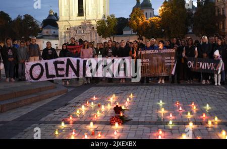 Kiev, Ucraina. 06th Set, 2022. REGIONE DI KYIV, UCRAINA - 06 SETTEMBRE 2022 - i partecipanti tengono striscioni per commemorare i difensori ucraini uccisi in un attacco terroristico nella colonia di Olenivka, nella regione di Donetsk, in piazza Sofiyska, nella regione di Kyiv, Ucraina nord-centrale. Credit: Ukrinform/Alamy Live News Foto Stock