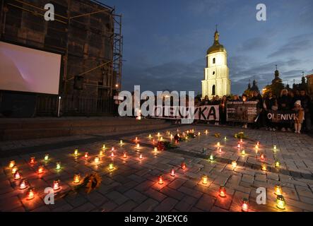 Kiev, Ucraina. 06th Set, 2022. REGIONE DI KYIV, UCRAINA - 06 SETTEMBRE 2022 - i partecipanti tengono striscioni per commemorare i difensori ucraini uccisi in un attacco terroristico nella colonia di Olenivka, nella regione di Donetsk, in piazza Sofiyska, nella regione di Kyiv, Ucraina nord-centrale. Credit: Ukrinform/Alamy Live News Foto Stock