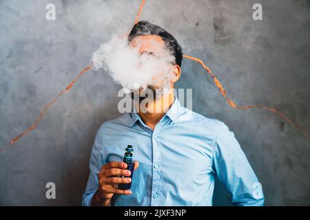 Fumatori e vaping può essere malsana e coinvolgente e rappresentano un rischio per la salute dei polmoni Foto Stock