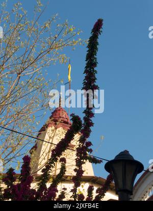 marzo 3rd 2022 Uttarakhand India. Un tempio Shiva con un tridente o un tridente in cima. Dehradun città Foto Stock