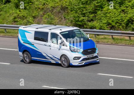 2020 Blue White FORD TRANSIT CUSTOM 320LMTD EBLUE Automatico a 1995cc 6 velocità; viaggiando sull'autostrada M6, Regno Unito Foto Stock