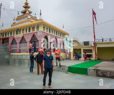 Luglio 18th 2021 Uttarakhand India. La gente che visita il tempio nel nord dell'India dedicato a Mhasu Devta, il dio nativo della regione nel distretto di Jaunpur Foto Stock