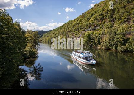 Barca turistica Freiherr vom Stein sul lago Hengstey, bacino idrico tra le città di Dortmund, Hagen e Herdecke, Renania settentrionale-Vestfalia, Germania. A. Foto Stock