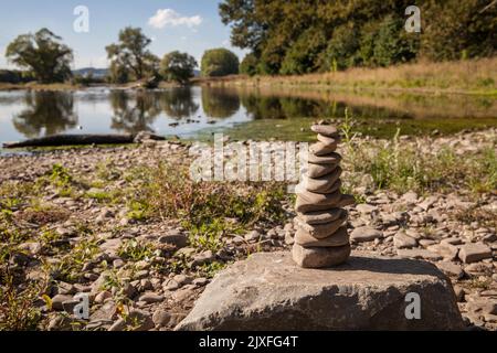 Piccola torre in pietra sul fiume Lenne, rinaturalizzato e ridisegnato, a Hagen, nella zona della Ruhr, nella Renania settentrionale-Vestfalia, in Germania. kleiner Steinturm am Ufer der Foto Stock