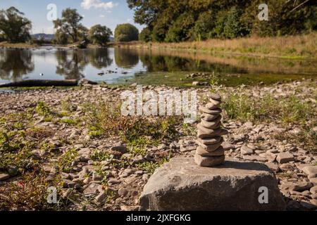 Piccola torre in pietra sul fiume Lenne, rinaturalizzato e ridisegnato, a Hagen, nella zona della Ruhr, nella Renania settentrionale-Vestfalia, in Germania. kleiner Steinturm am Ufer der Foto Stock