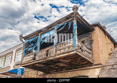 Antico balcone in legno in un antico edificio residenziale Foto Stock