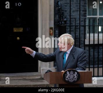 Londra, Inghilterra, Regno Unito. 6th Set, 2022. USCITA A SINISTRA: Il primo ministro britannico BORIS JOHNSON, 58, punti eccitanti mentre fa il suo discorso di addio PM fuori 10 Downing Street mentre si dimette come primo ministro del Regno Unito. Alexander Boris de Pfeffel Johnson, politico britannico che è stato primo ministro del Regno Unito e leader del Partito conservatore dal 2019 al 2022. In precedenza è stato Segretario di Stato per gli affari esteri e del Commonwealth dal 2016 al 2018 e sindaco di Londra dal 2008 al 2016. (Credit Image: © Tayfun Salci/ZUMA Press Wire) Foto Stock