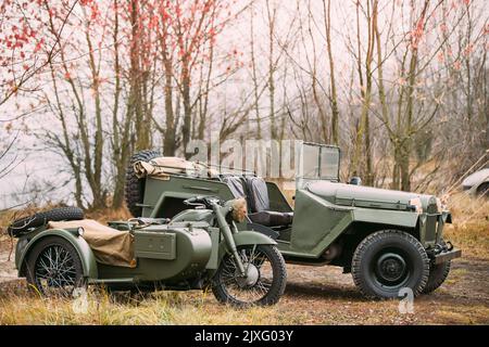 Old Tricar, Gray Motorcycle a tre ruote con Un Sidecar delle forze tedesche e Willys Mb jeep, Stati Uniti Camion dell'esercito, 4x4 parcheggiato a Forest durante Foto Stock