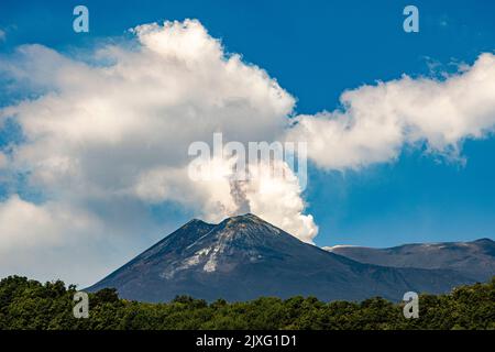 Vista sull'Etna (3357m m) sulla Sicilia, il vulcano più alto d'Europa e uno dei più attivi al mondo Foto Stock