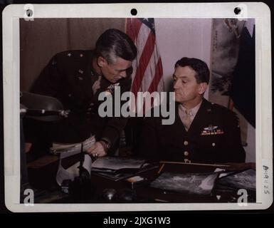 Brig. Gen. Edgar E. Glenn e il Gen. Claire Chennault Converse. Cina. Foto Stock