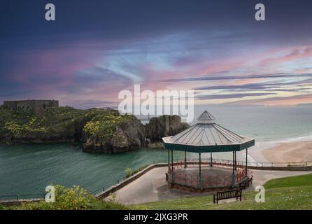 Il bandstand Castle Hill e l'isola di Santa Caterina con la sua fortezza schiusa oltre a Tenby, antica cittadina fortificata nella contea di Pembrokesh Foto Stock