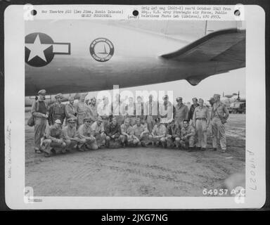 I corrispondenti di guerra si pongono per immagine durante il Tour dell'Area del Pacifico a Douglas C-54 'Skymaster'. Iwo Jima, Isole Bonin, 16 aprile 1945. Foto Stock