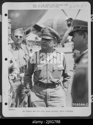 Il generale Ira C. Eaker (Invio) è accolto dal generale James E. Chaney, comandante dell'isola (sinistra) e maggio. Il generale Curtiss E. Lemay, al suo arrivo a Iwo Jima nelle Isole Bonin il 15 aprile 1945. Foto Stock