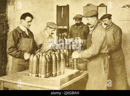 WWI France -operai francesi di munizioni che riempiono manualmente i gusci con esplosivi liquidi T.N.T. chiamati 'Tolite' o 'Trinitrotoluol' ------ France de la Première Guerre mondiale - Franais des travailleurs des munitions remplissant manuellement des obus avec des explosifs liquides T.N.T. appelés « Tolite » ou « Trinitrotoluol » ---- Erster Weltkrieg Frankreich - Französische Munitionsarbeiter, die Granaten manuell mit flüssigem T.N.T.-Sprengstoff namens 'Tolite' oder 'Trinitrotoluol' füllen Foto Stock