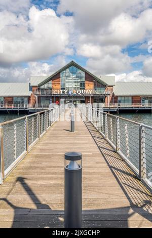 City Quay è un negozio al dettaglio, tempo libero e hotel di sviluppo intorno al Victoria Quay ex a Dundee. Foto Stock