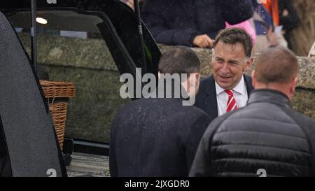 Grande allenatore vincitore del National Henry de Bromhead (a destra), padre di Jack de Bromhead arriva per il funerale di suo figlio alla Chiesa della Natività della Beata Vergine Maria, Butlerstown. 13 anni, Jack, è morto a seguito di una caduta da un pony mentre cavalcava al Glenbeigh Festival di Co Kerry, nel sud-ovest del paese il sabato. Data immagine: Mercoledì 7 settembre 2022. Foto Stock